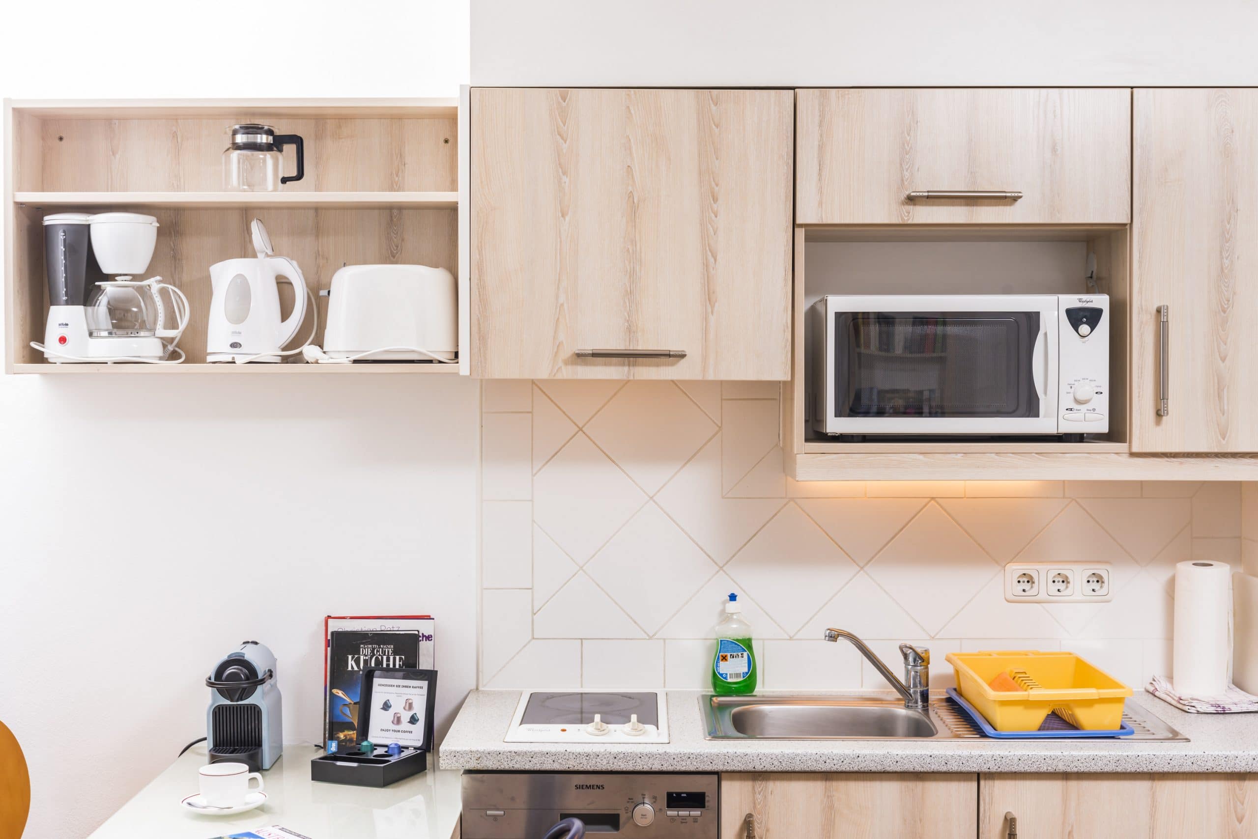 Apartment R02 Küche mit Mikrowelle und Kaffeemaschine