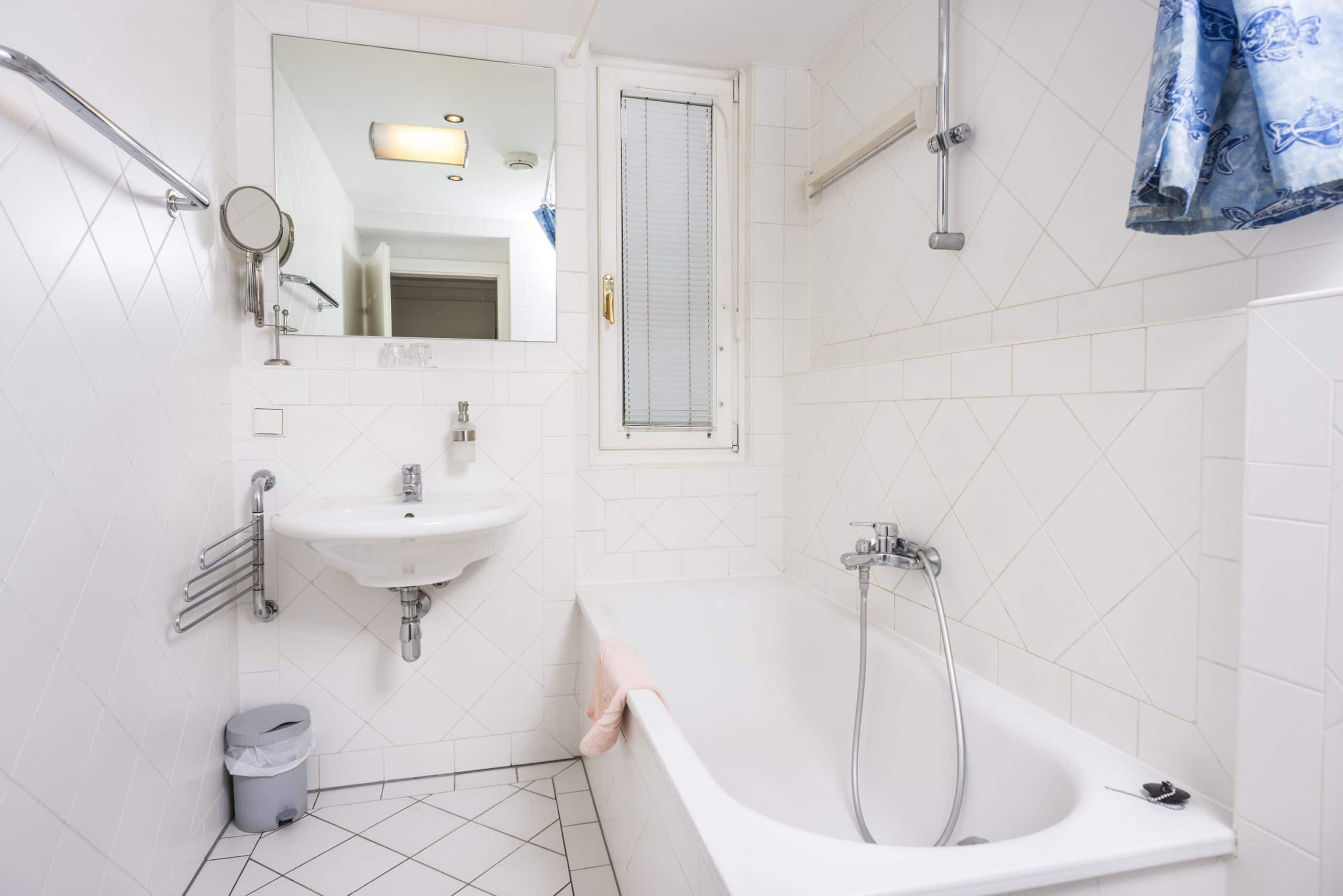 Apartment R26 bathroom with bathtub