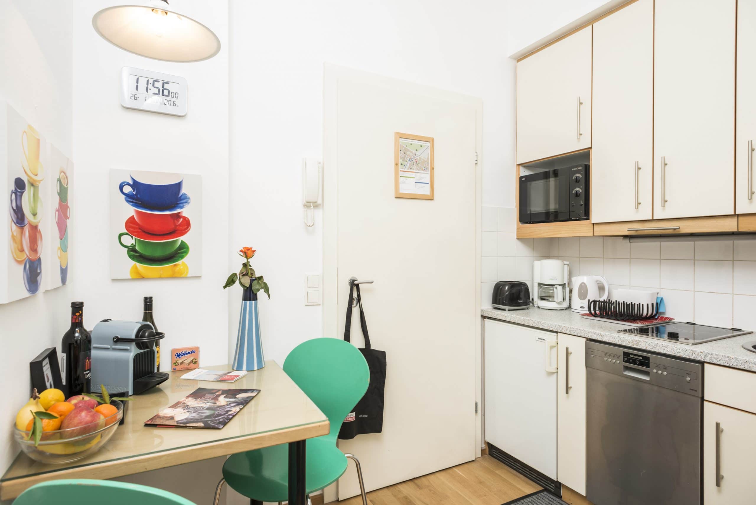 Apartment 5 Küche mit Essbereich und Kaffeemaschine