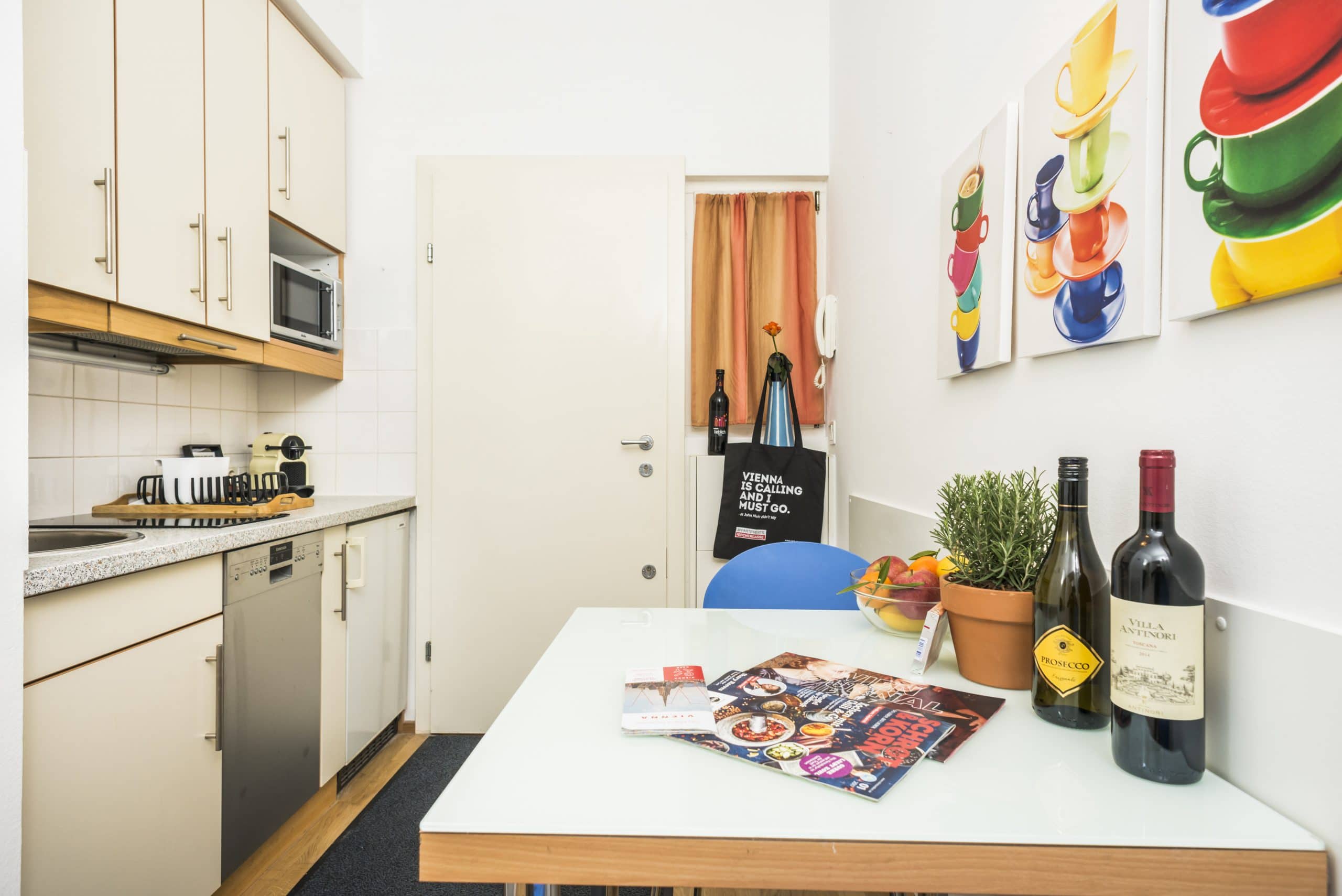 Apartment 6 Küche mit Geschirrspüler und Esstisch