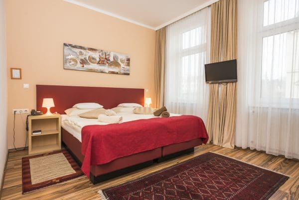 Apartment 7 Schlafzimmer mit TV und 2 Fenstern