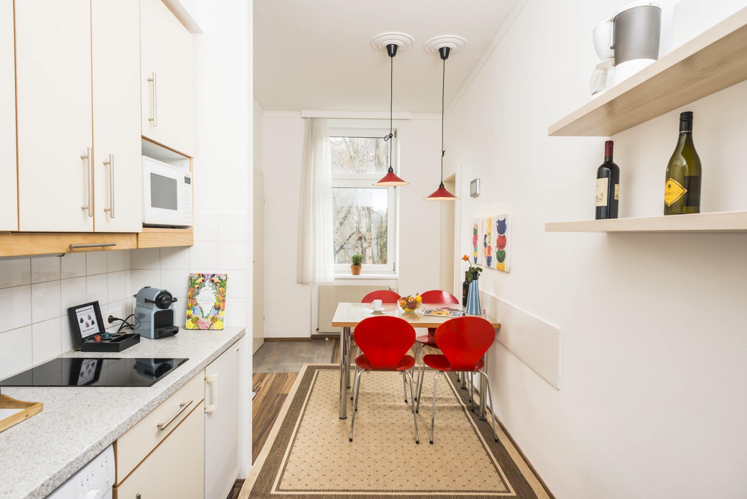 Apartment 7 Küche mit Essbereich und Nespressomaschine