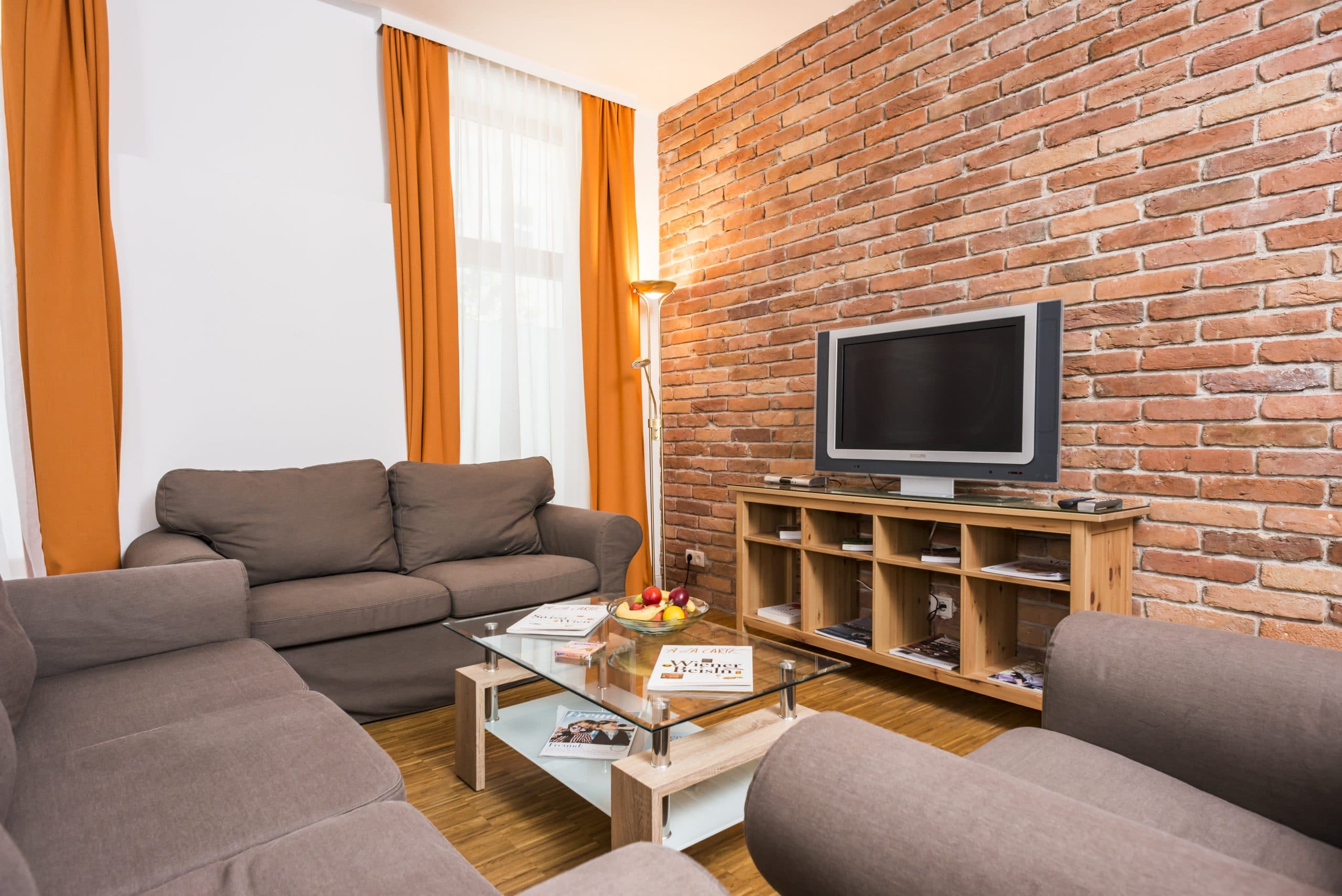Apartment 9 Wohnzimmer Couch und Fernseher