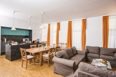 Apartment 9 Wohnzimmer mit Esstisch und Küche