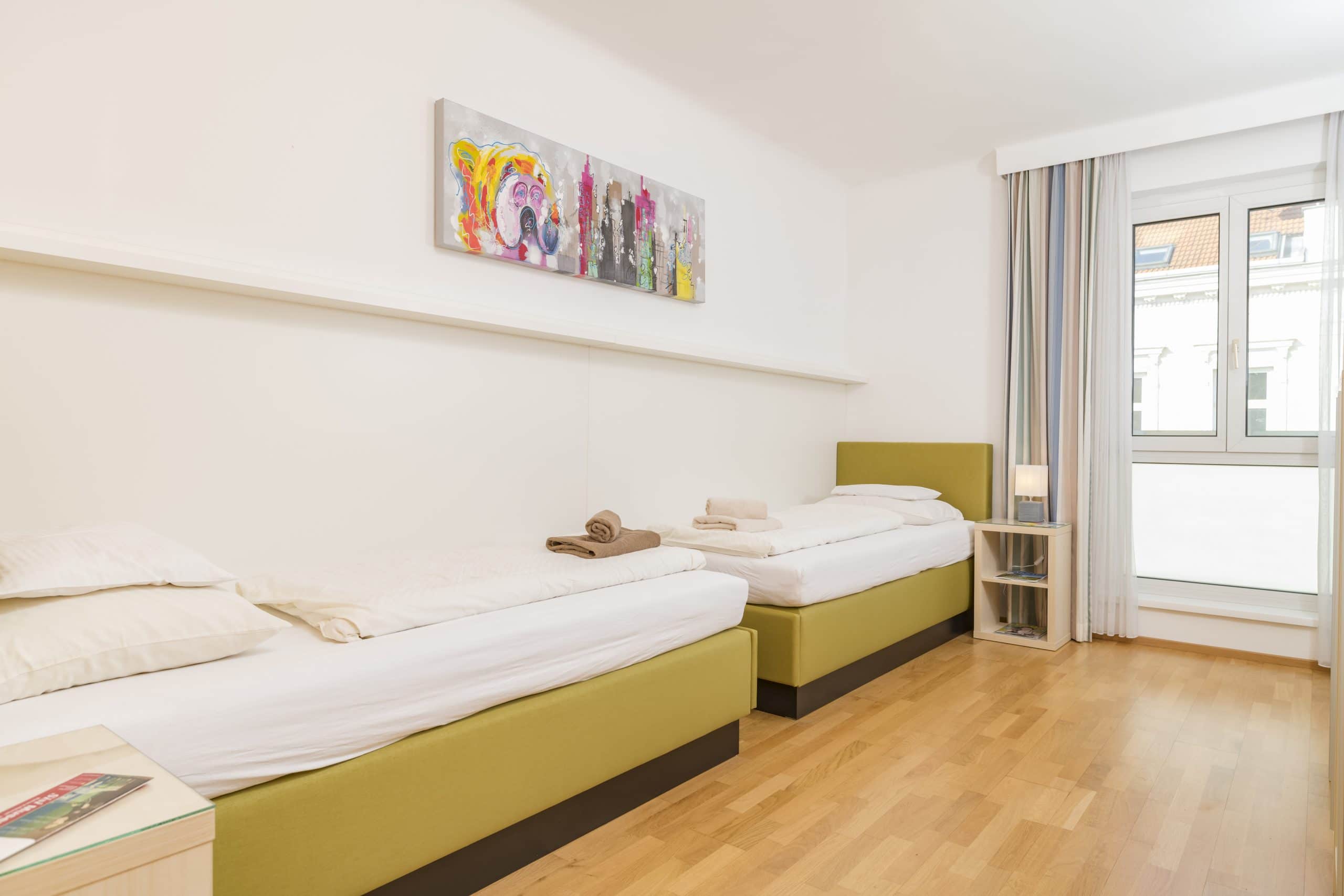 Apartment F21/18 Schlafzimmer mit grünen Betten