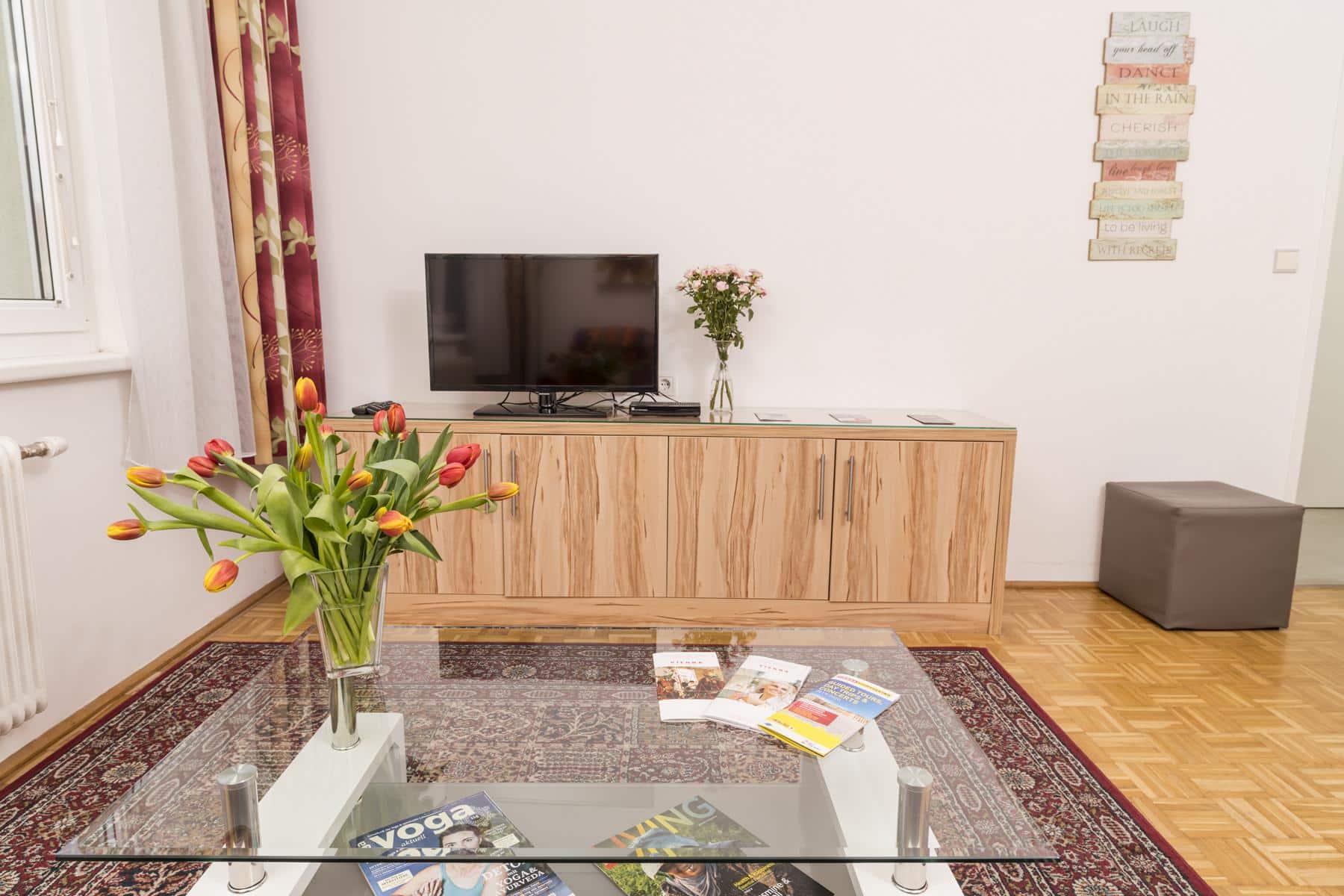 Apartment F21/17 Wohnzimmer mit Fernseher