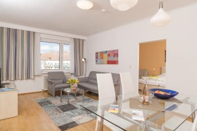 Apartment F21/18 Wohnzimmer und Esstisch aus Glas