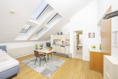 Apartment 4 Wohnraum mit Betten und Klimaanlage