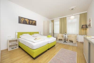 Apartment 8 Wohnzimmer mit Doppelbett und Sitzgelegenheit