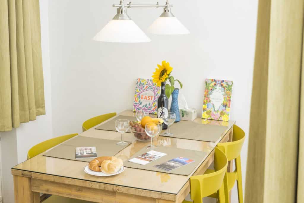Apartment 8 Esstisch und Vorhang